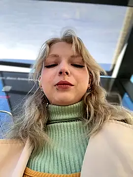 Snapshot of EveLittleSinner chatting on October 8, 2025, 9:18 am EveLittleSinner online show from October 8, 2025, 9:18 am