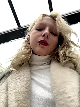 Snapshot of EveLittleSinner chatting on October 24, 2025, 8:44 am EveLittleSinner online show from October 24, 2025, 8:44 am