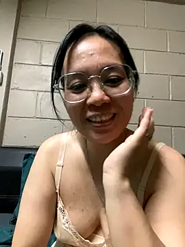 Snapshot of melyiaaa chatting on November 25, 2025, 4:18 pm melyiaaa online show from November 25, 2025, 4:18 pm