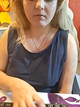 Snapshot of qSensi chatting on October 25, 2025, 12:18 am qSensi online show from October 25, 2025, 12:18 am