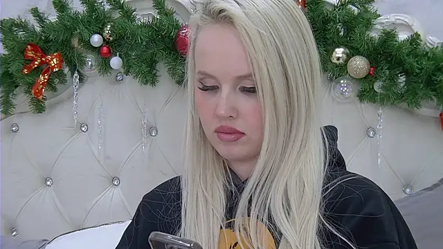 EllieFrosty  online show from December 15, 2025, 2:21 pm