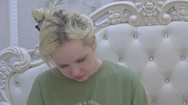 Snapshot of EllieFrosty_ chatting on June 21, 2026, 11:40 pm EllieFrosty online show from June 21, 2026, 11:40 pm