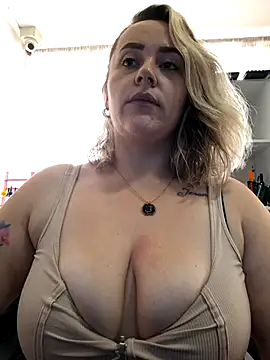 CurvyLust x online show from October 17, 2025, 4:20 pm