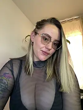 CurvyLust x online show from April 16, 2026, 1:12 pm