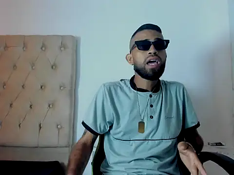 adri sexboy229 online show from September 20, 2025, 2:07 pm