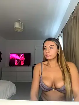 Snapshot of Scarlettroseeee chatting on October 25, 2025, 1:18 pm Scarlettroseeee online show from October 25, 2025, 1:18 pm