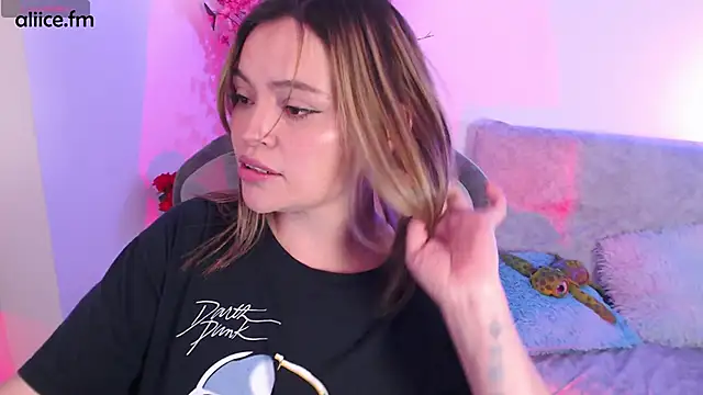 Snapshot of aliiceFM chatting on September 14, 2025, 3:05 am aliiceFM online show from September 14, 2025, 3:05 am