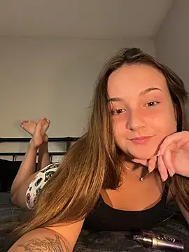 MadilynX777 online show from November 3, 2025, 11:04 pm