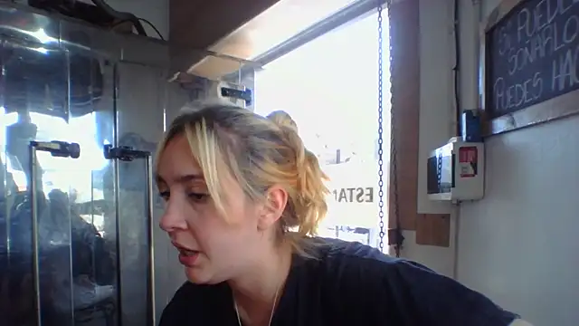 Snapshot of ayebran chatting on October 4, 2025, 4:49 pm ayebran online show from October 4, 2025, 4:49 pm