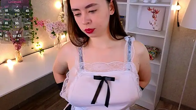 TraciMyntti online show from October 3, 2025, 1:13 am