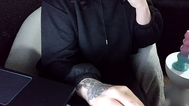 fetishslut4u online show from October 17, 2025, 1:25 pm