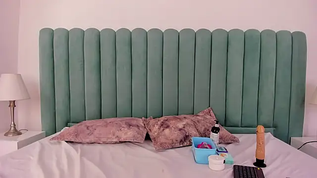 EmilyHanks  online show from November 24, 2025, 11:15 pm