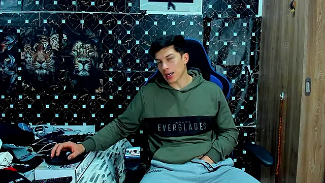 javiersexymann online show from March 12, 2026, 11:11 pm