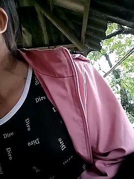 lucybaby00 online show from May 11, 2026, 10:43 am