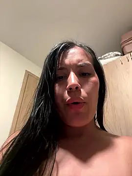 MacaW09 online show from April 14, 2026, 11:44 pm