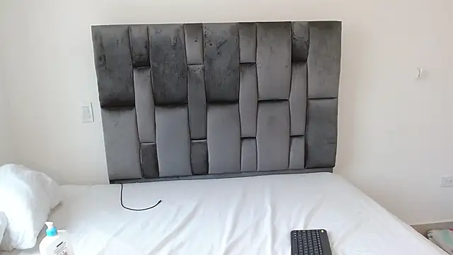 VIKTORNOIR online show from October 8, 2025, 1:31 pm