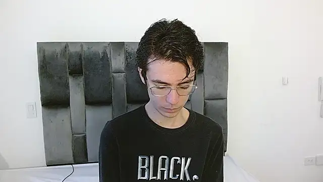 VIKTORNOIR online show from October 14, 2025, 1:12 pm