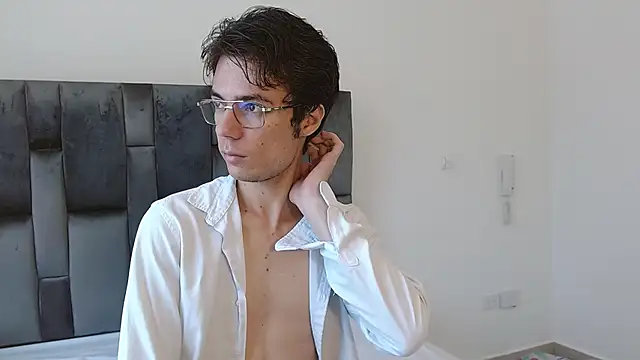 VIKTORNOIR online show from October 15, 2025, 1:44 pm