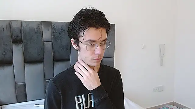 VIKTORNOIR online show from October 17, 2025, 1:46 pm