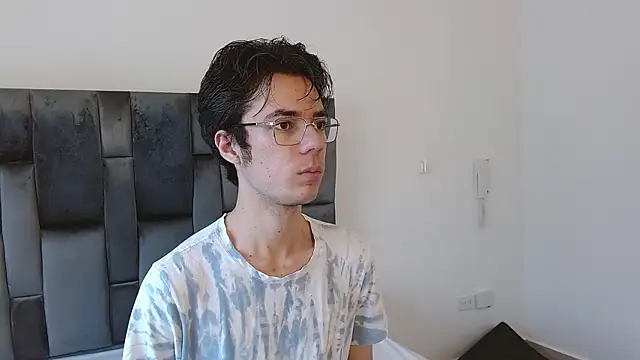 VIKTORNOIR online show from October 19, 2025, 1:45 pm