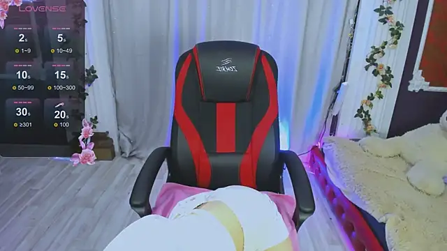 Lunar Lily online show from October 12, 2025, 5:28 am