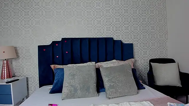 ashleythompson2025 online show from March 6, 2026, 4:47 pm