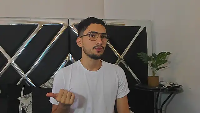 AlekRuizx online show from September 22, 2025, 1:35 pm