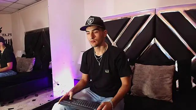 AlekRuizx online show from October 17, 2025, 3:31 am