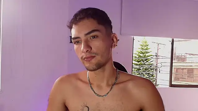 AlekRuizx online show from November 3, 2025, 3:46 pm