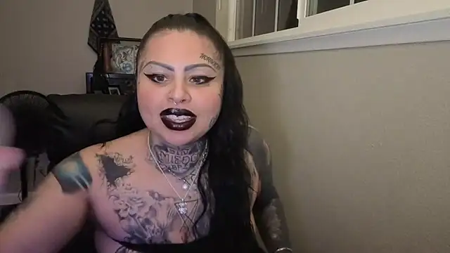 chicanachic13 online show from April 18, 2026, 4:05 am