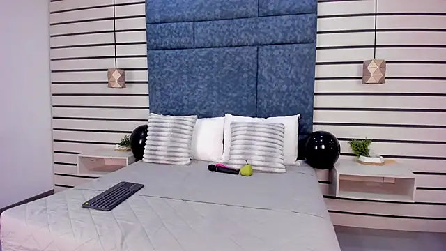 Snapshot of NatyLeone chatting on October 8, 2025, 8:06 pm NatyLeone online show from October 8, 2025, 8:06 pm