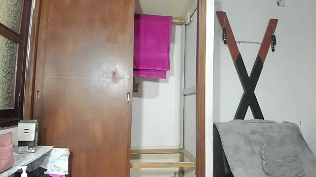 Snapshot of EmmaHollis chatting on October 7, 2025, 12:35 pm EmmaHollis online show from October 7, 2025, 12:35 pm