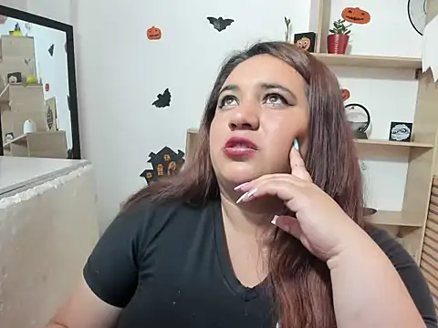 Khloe Tommson  online show from November 1, 2025, 1:35 pm