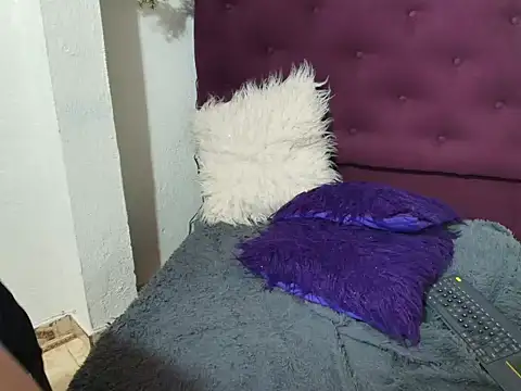 Khloe Tommson  online show from November 10, 2025, 1:21 pm