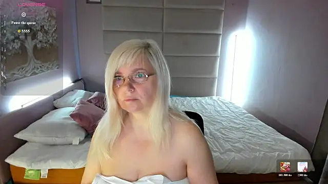 Snapshot of Hella_Fabel chatting on July 26, 2026, 1:03 am Hella Fabel online show from July 26, 2026, 1:03 am