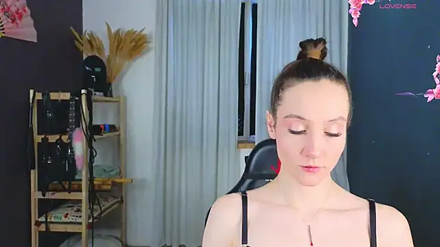 laracroftmansion online show from May 6, 2026, 3:28 pm