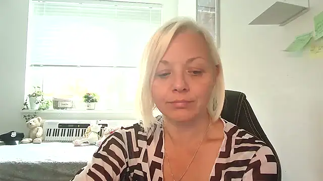 Linsy Kim online show from October 8, 2025, 8:45 am