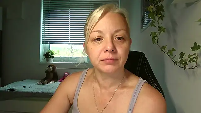 Linsy Kim online show from November 9, 2025, 6:55 am