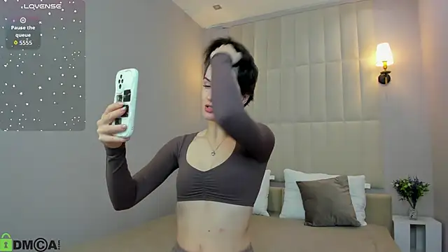 Adeline Perle online show from September 25, 2025, 12:03 am