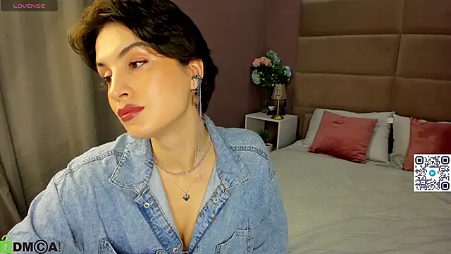 Adeline Perle online show from October 5, 2025, 1:48 am