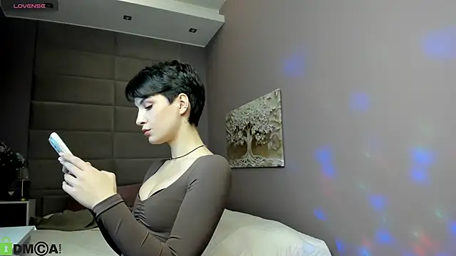 Adeline Perle online show from October 10, 2025, 1:48 am