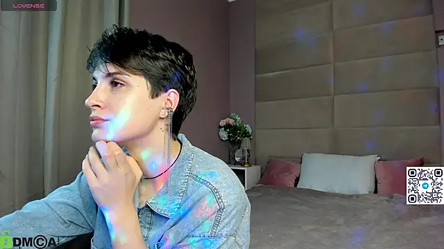 Adeline Perle online show from October 17, 2025, 1:53 am