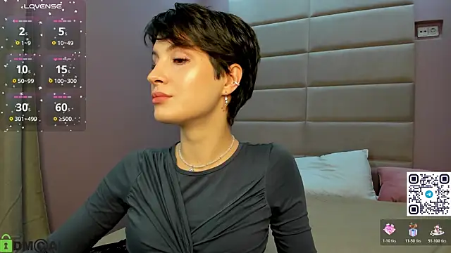 Adeline Perle online show from November 17, 2025, 1:11 am