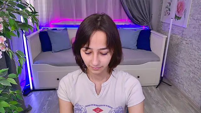 EmilySwonn online show from September 18, 2025, 3:58 pm