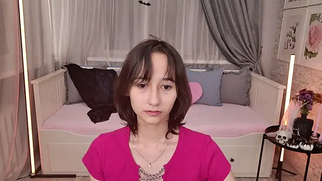 EmilySwonn online show from October 28, 2025, 4:42 pm