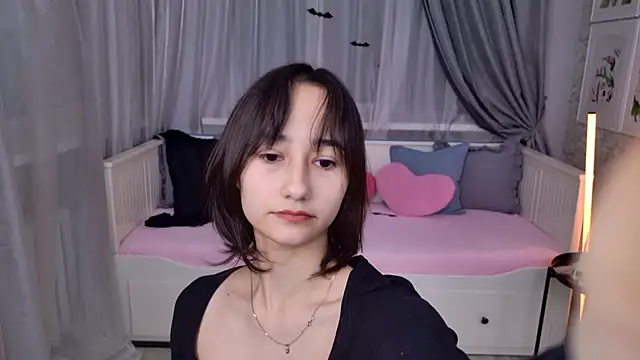 EmilySwonn online show from October 29, 2025, 4:09 pm