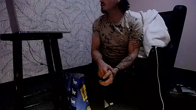 Snapshot of kinkytxbottom911 chatting on January 7, 2026, 9:23 am kinkytxbottom911 online show from January 7, 2026, 9:23 am