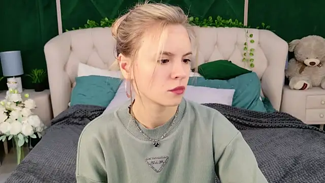 KiaraRolls online show from October 17, 2025, 9:50 pm