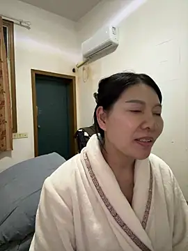 xiiuuff18 online show from November 30, 2025, 12:42 pm