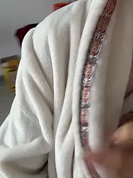 xiiuuff18 online show from December 17, 2025, 1:55 am